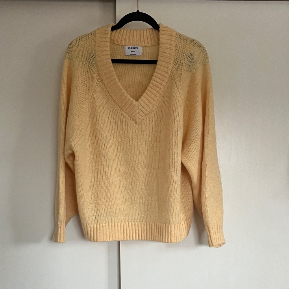 XLP | GAP Women's V-Neck Sweater in light yellow
